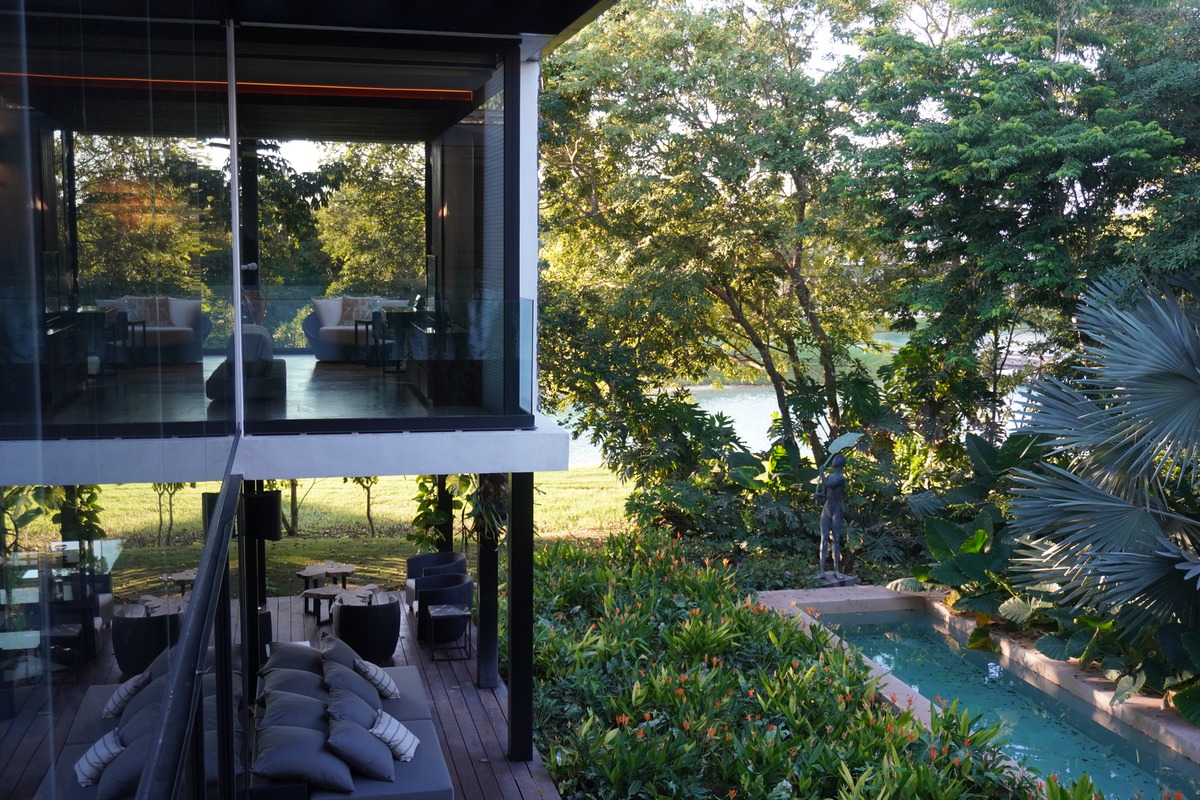 2 of 31: TERRAZA Y ALBERCA