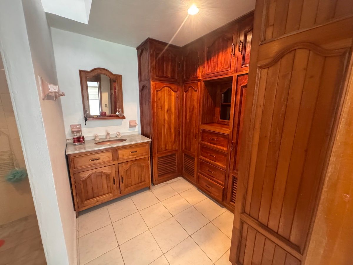 25 de 40: Vestidor habitación 4