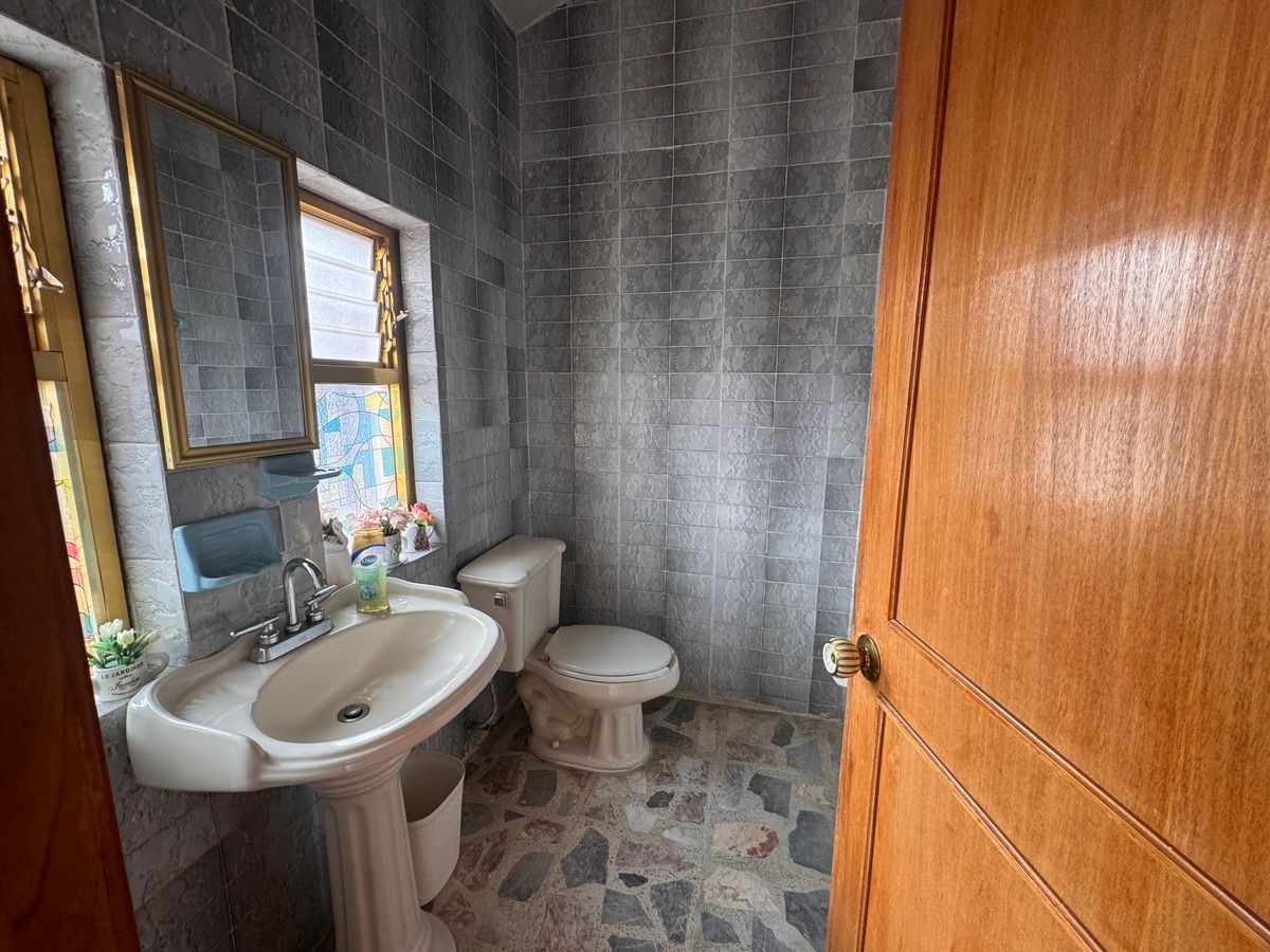 7 de 40: Baño de visitas