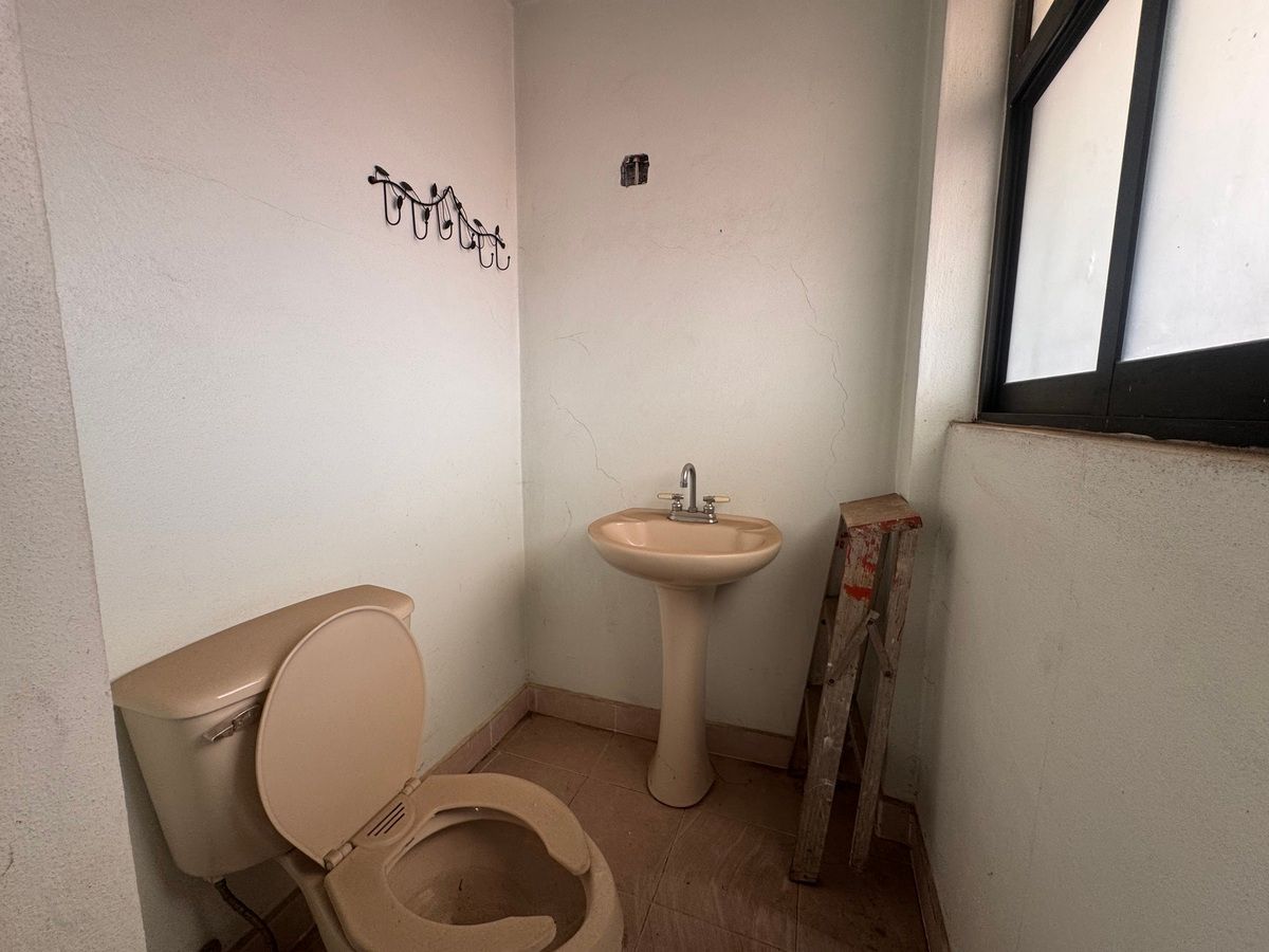 35 de 40: Baño principal de local