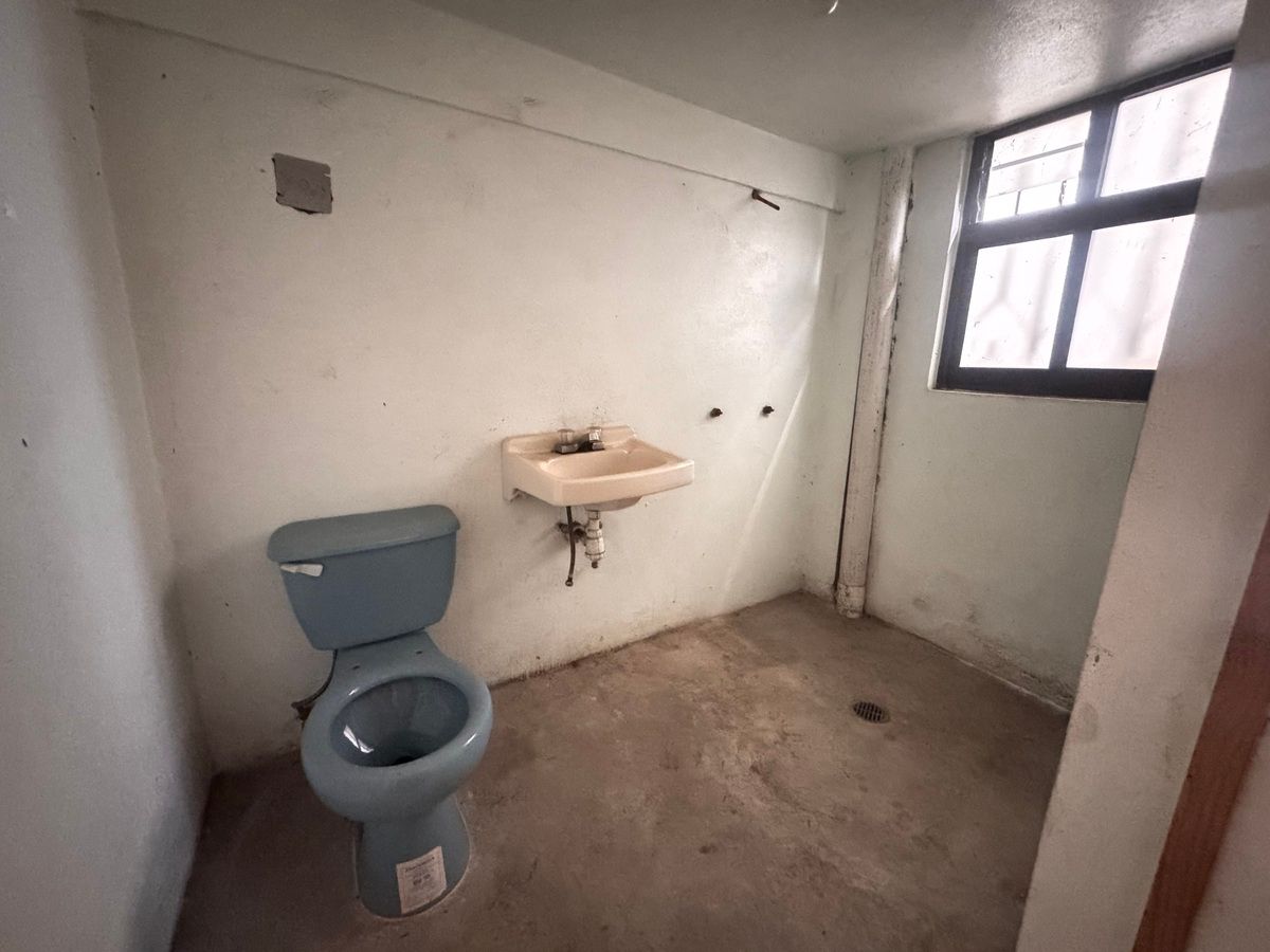 37 de 40: Baño bodega local