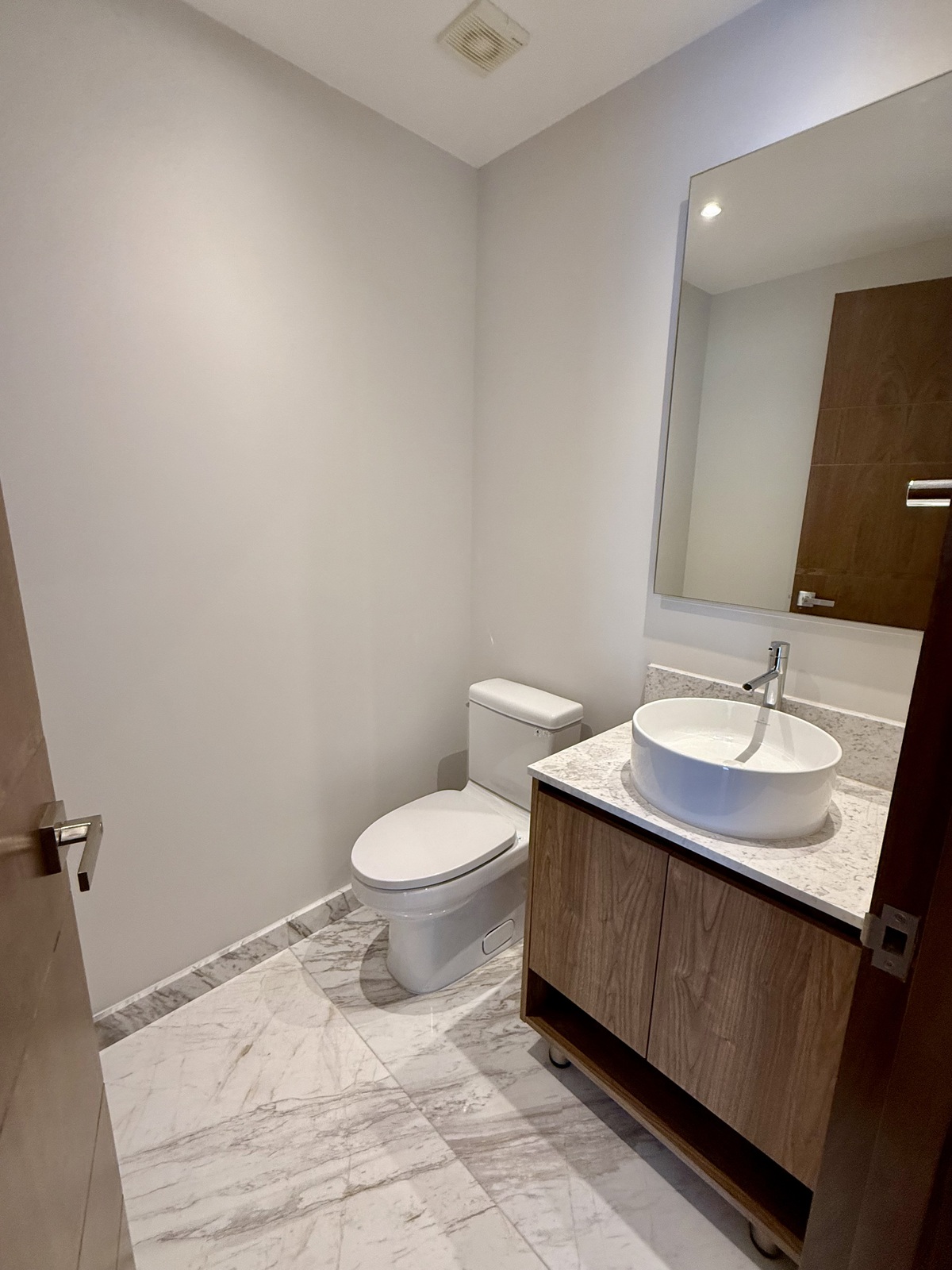 5 de 46: Baño de visitas