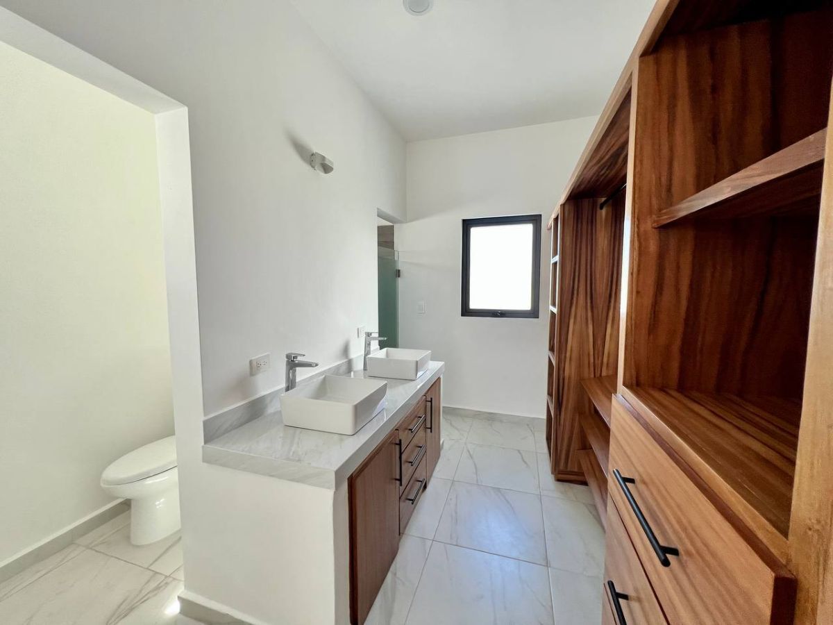 13 de 37: Baño de recámara