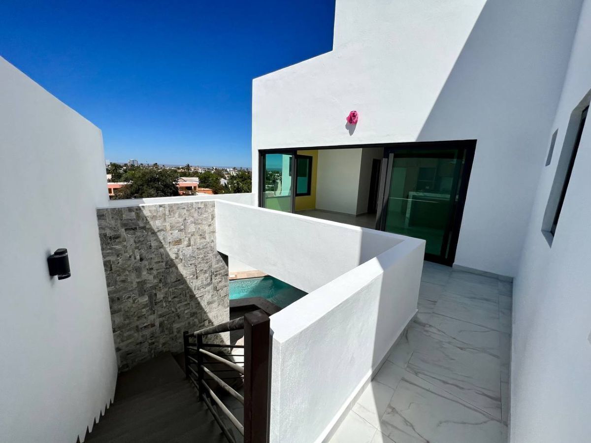 14 de 37: Acceso al escalera para bajar al área de piscina