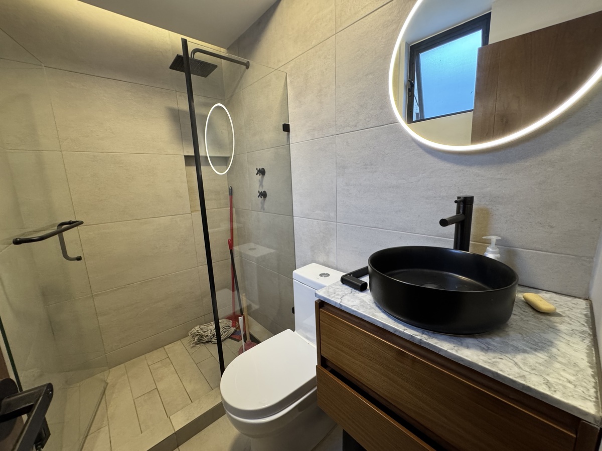 6 de 19: Baño completo secundario