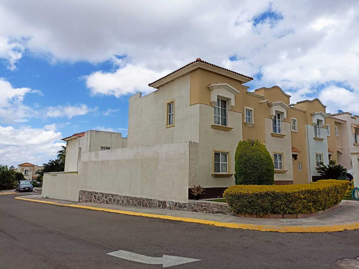 2 de 27: Casa en esquina
