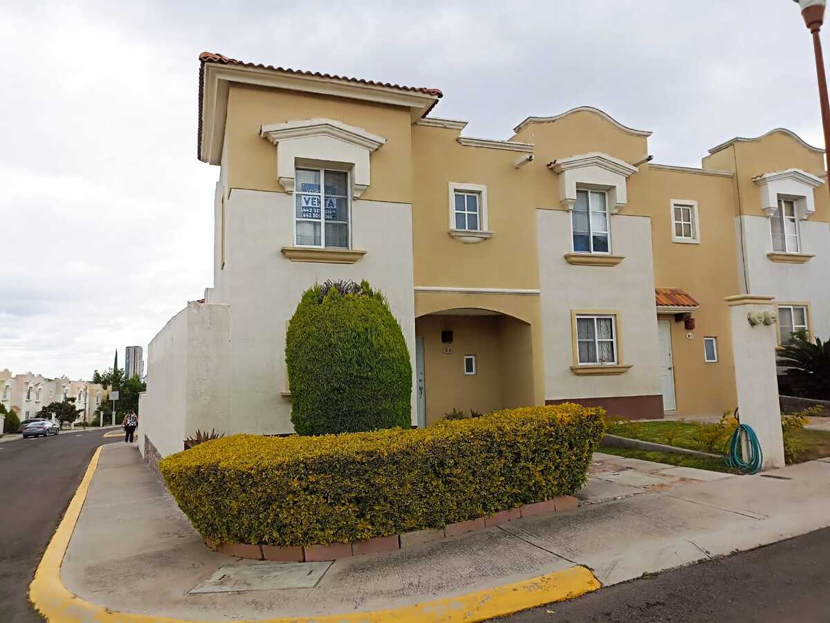 3 de 27: Casa en esquina