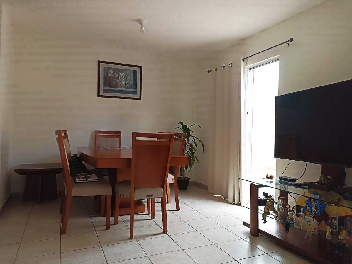 5 de 27: Comedor con puerta de acceso a patio trasero