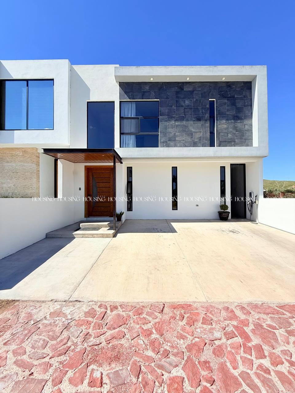 1 of 24: Fachada