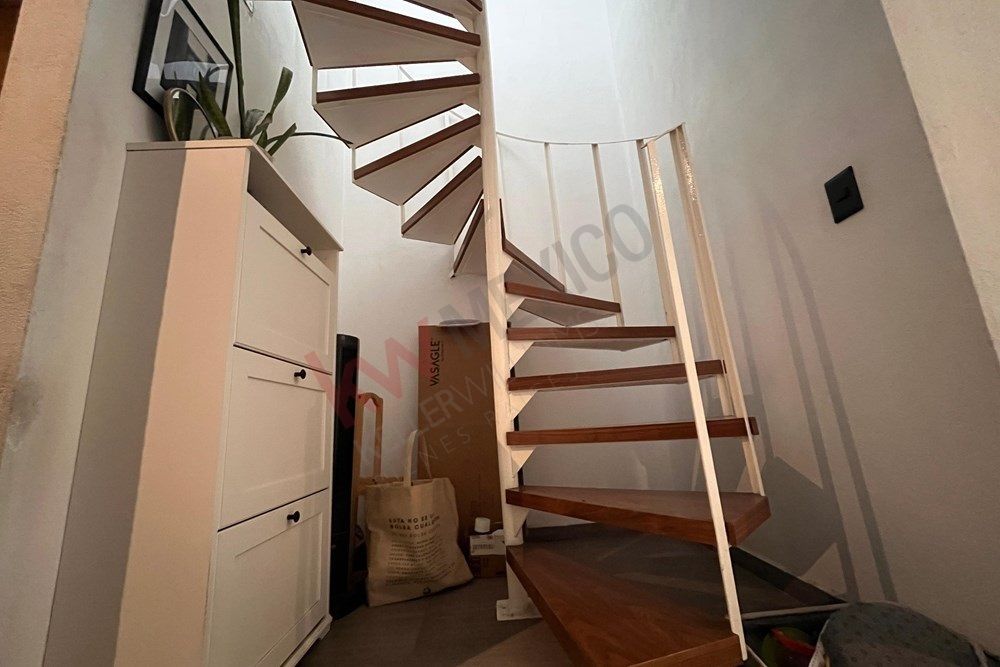 7 de 38: Escaleras privadas para el RG