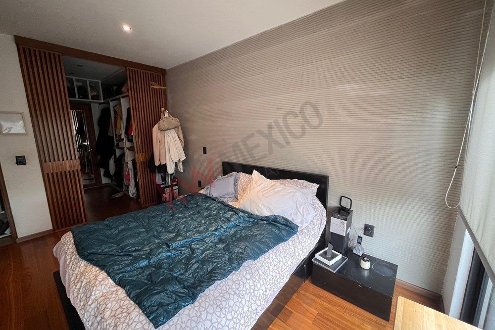 16 de 38: Recámara principal y vestidor/baño