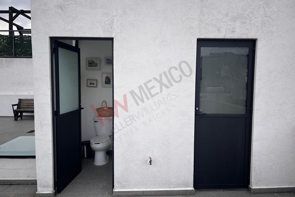 22 de 38: Medio baño de visitas y bodega