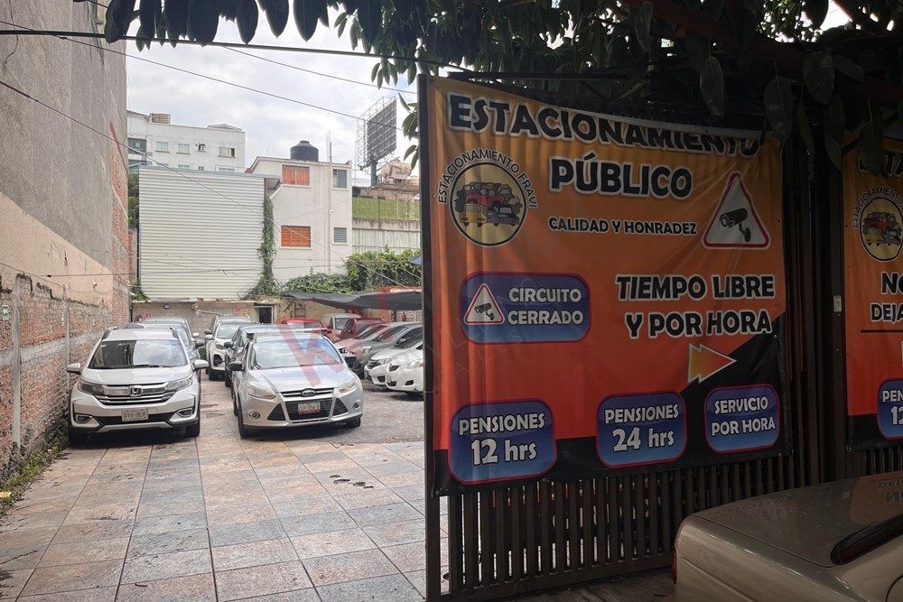 29 de 38: estacionamiento público a dos edificios de distancia