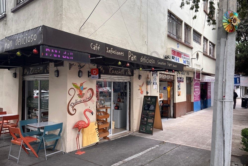 30 de 38: Cafecito local en la esquina