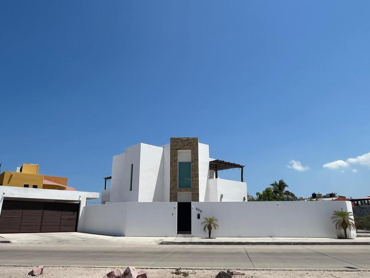 2 of 29: FACHADA Y PUERTAS DE ACCESO