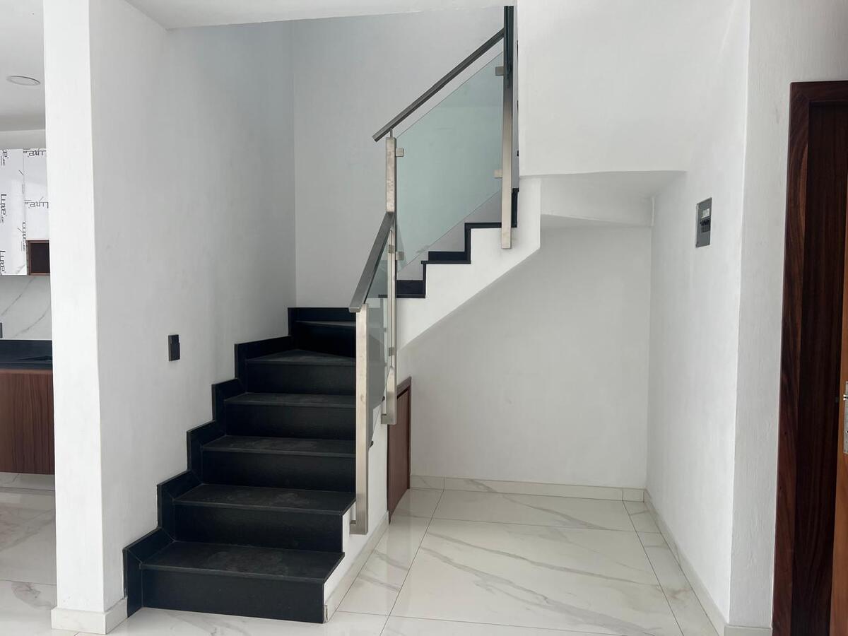 4 de 11: Escaleras de granito y acero inoxidable