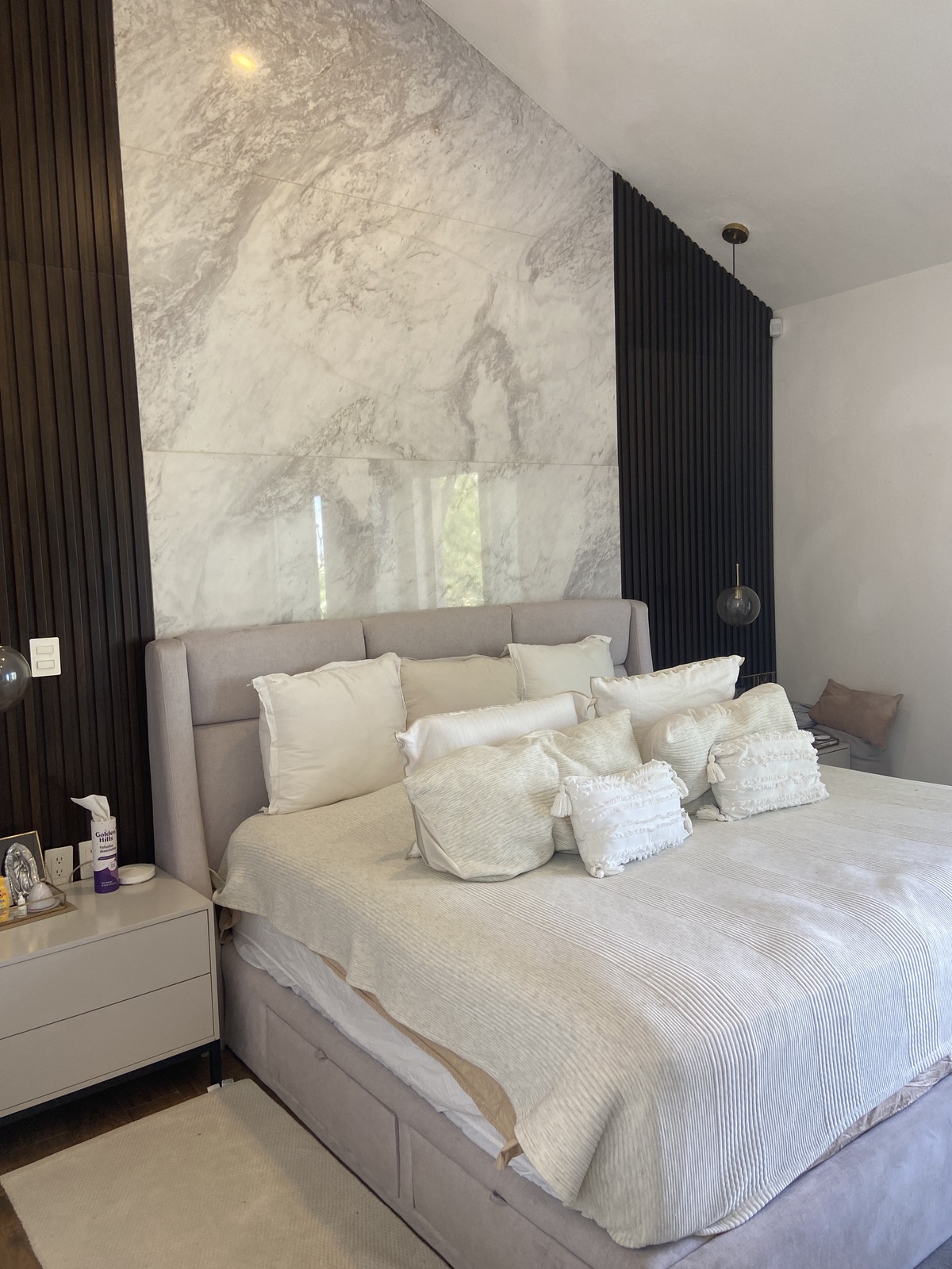 5 of 38: Detalle mármol en pared con iluminación