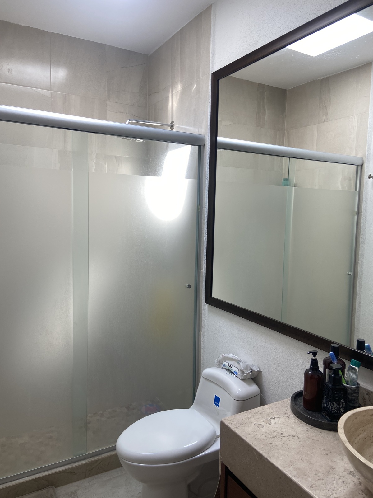 11 of 38: Baños con cristal en regaderas lavamanos de mármol