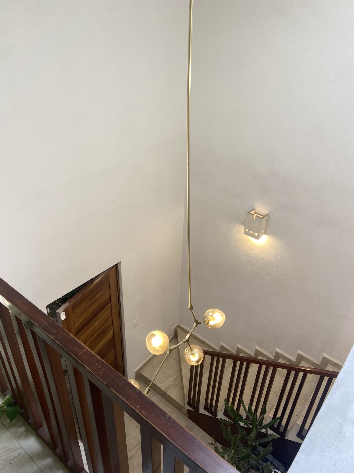 12 of 38: Cubo de escalera con iluminación y lámpara decorativa