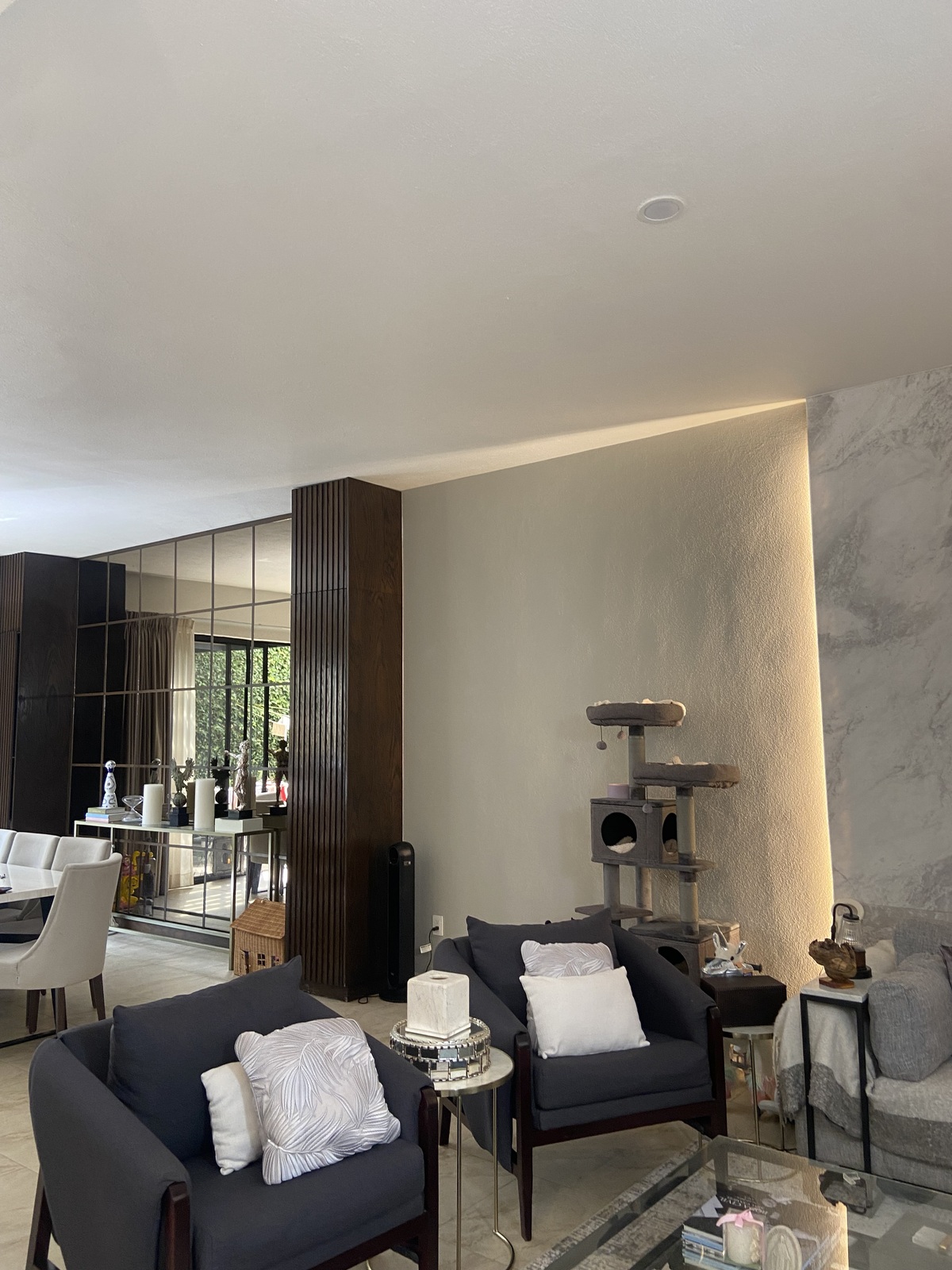 14 of 38: Sala comedor con detalles de
Muebles empotrados