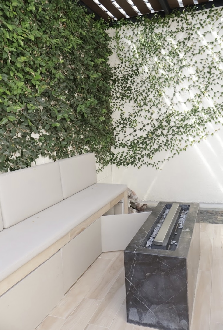 32 of 38: Área de terraza con fogatero de mármol