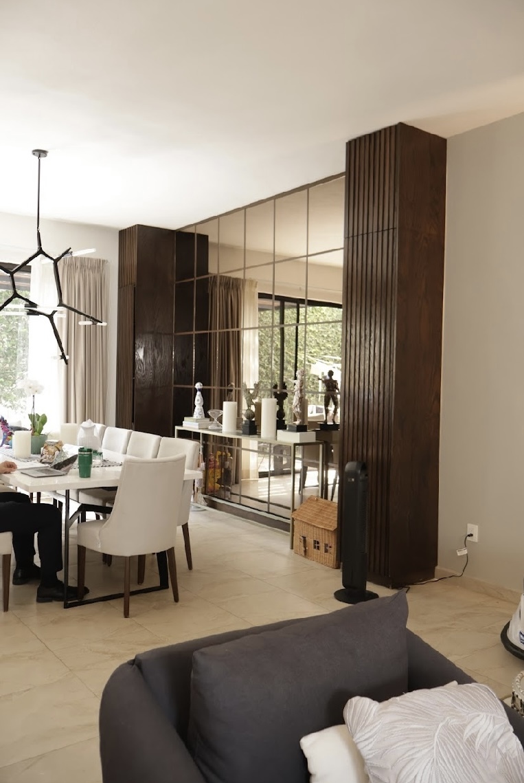 34 of 38: Comedor con vitrina empotrada