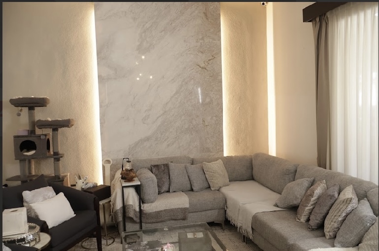 36 of 38: Sala con detalle de
Mármol en pared