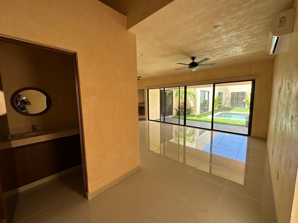 6 de 14: Baño de visitas y área social