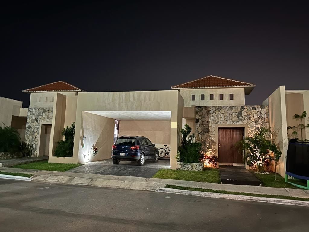 13 de 14: Fachada de noche