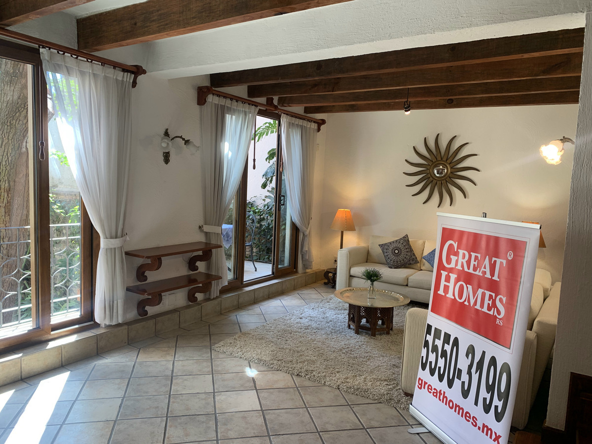 1 of 22: Estancia con balcón