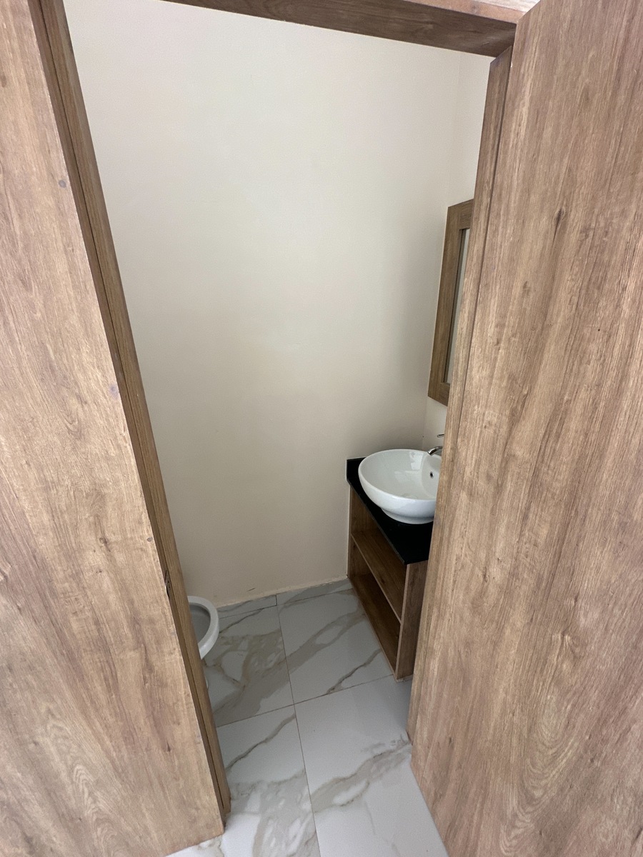 8 de 16: Medio Baño