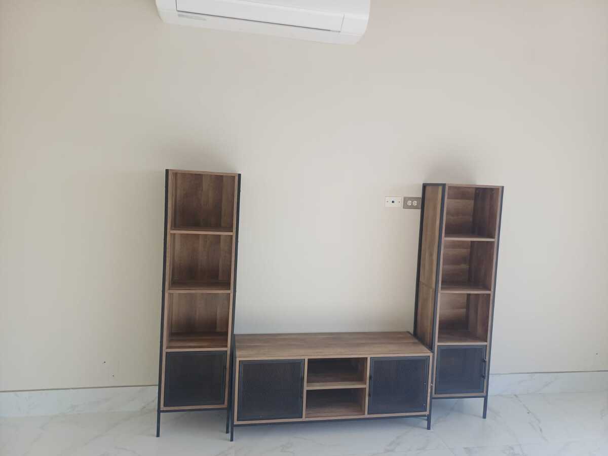 9 of 27: Mueble en amplia area de juegos