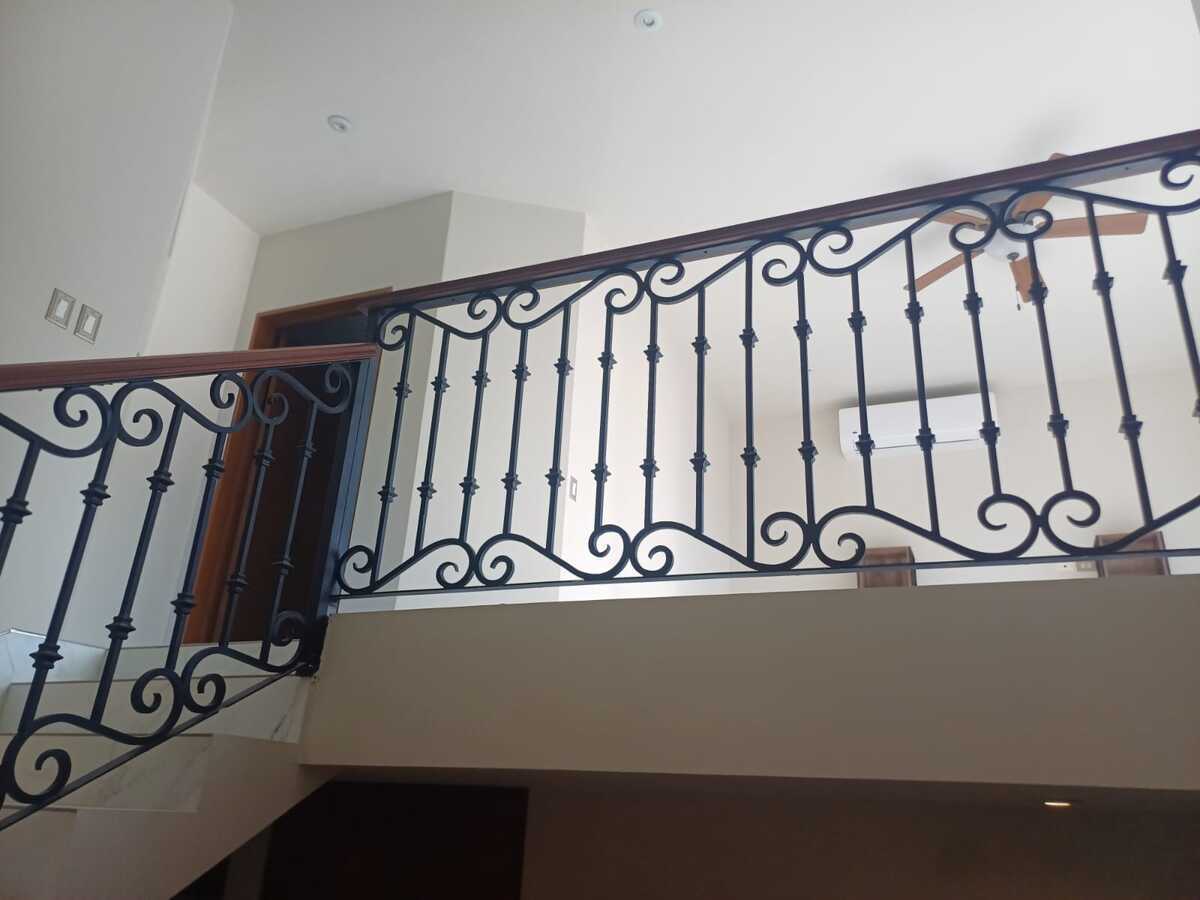 13 of 27: Barandal en escalera