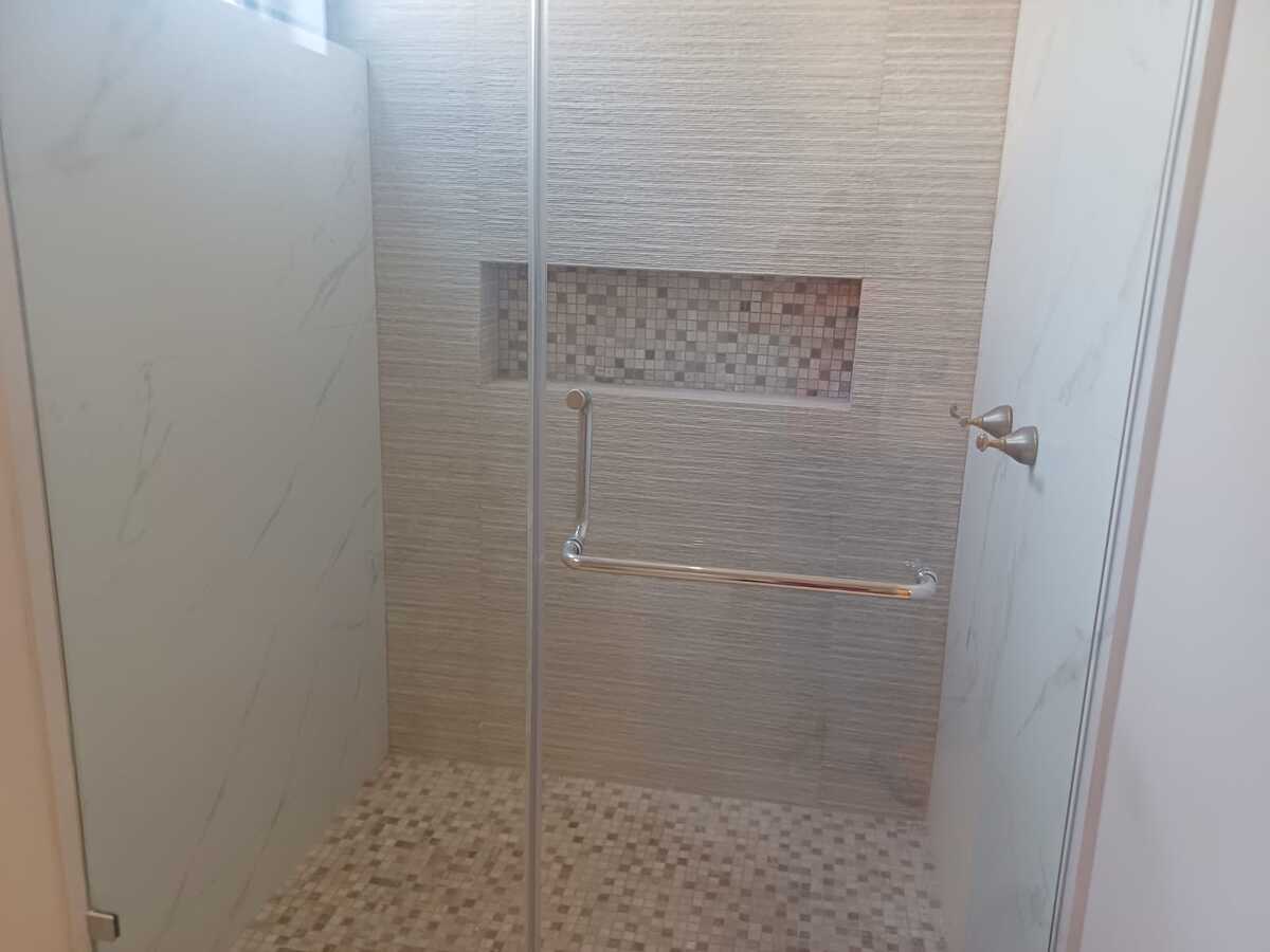 18 of 27: Regadera con canceles