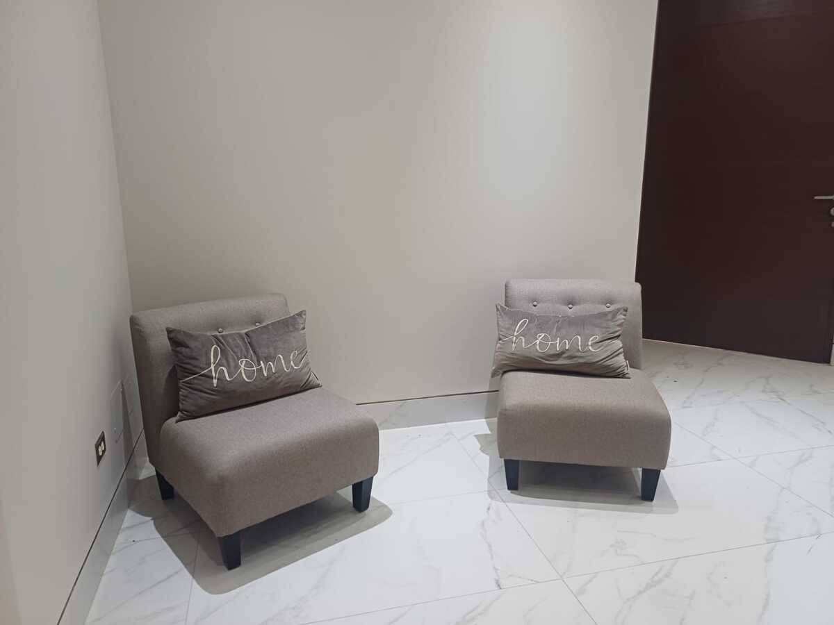 8 of 27: Muebles del recibidor