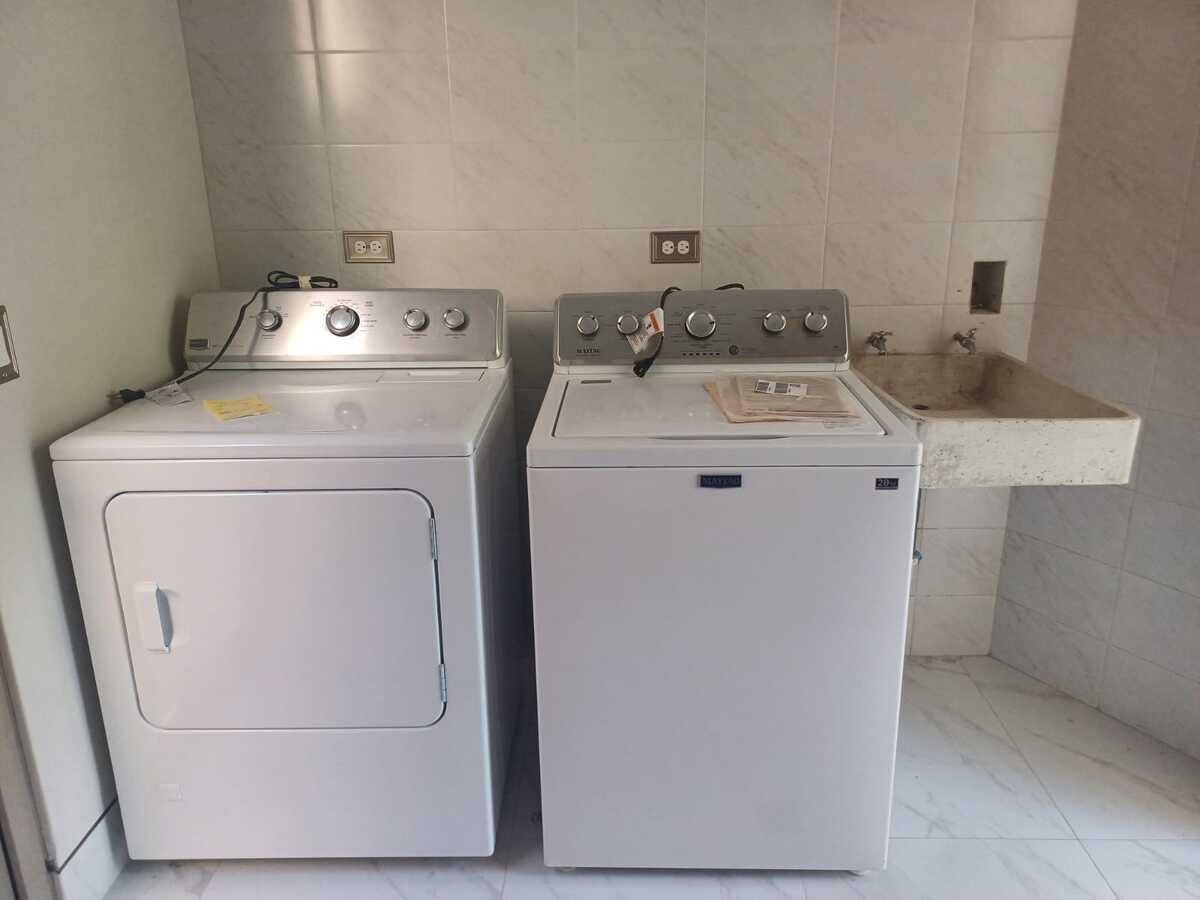 24 of 27: Lavandería