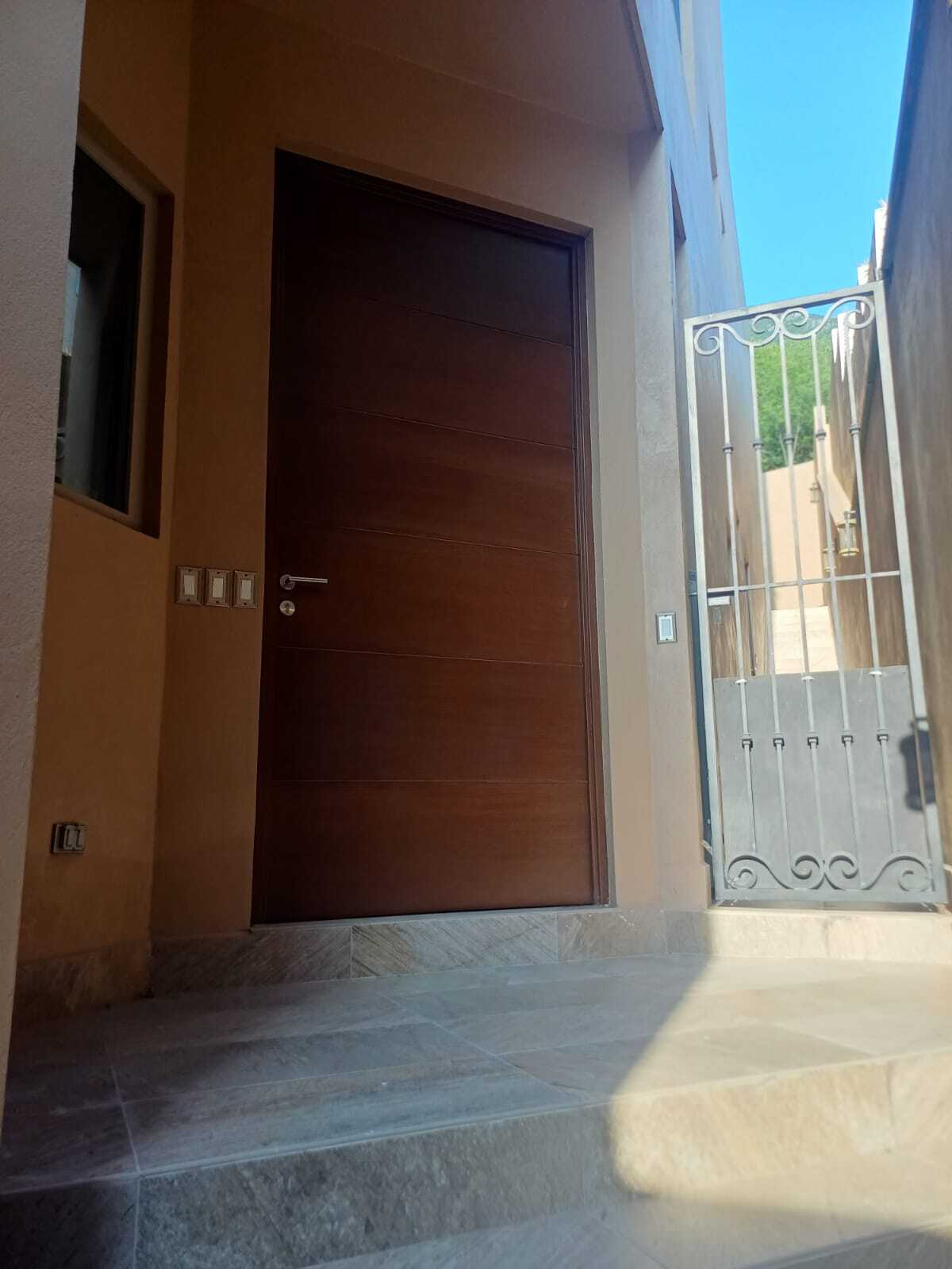 2 of 27: Entrada principal con pasillo