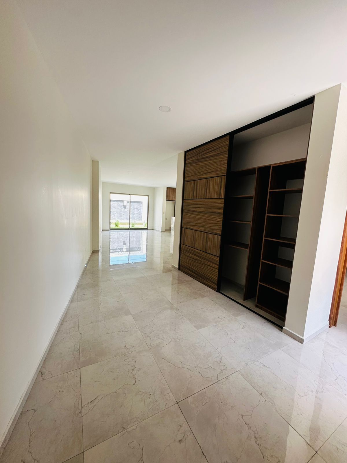 2 of 20: PASILLO RECIBIDOR