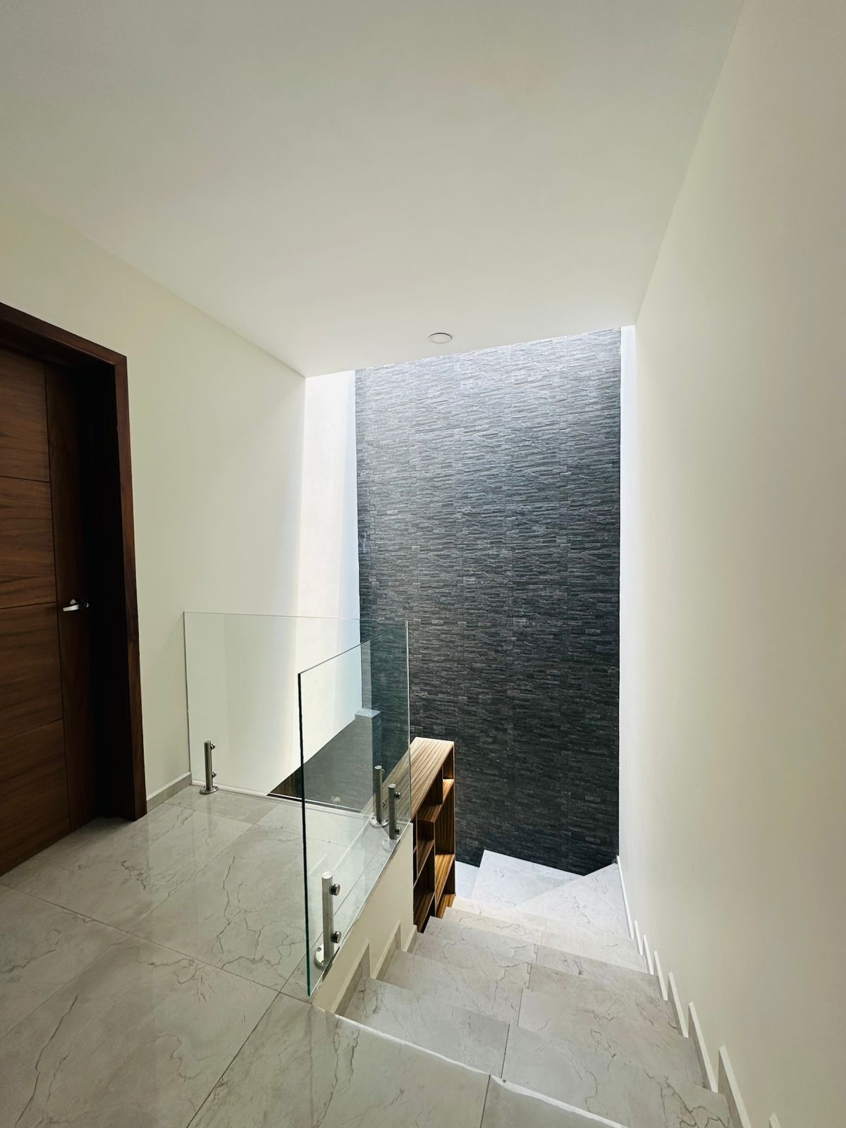 9 of 20: CUBO DE LA ESCALERA