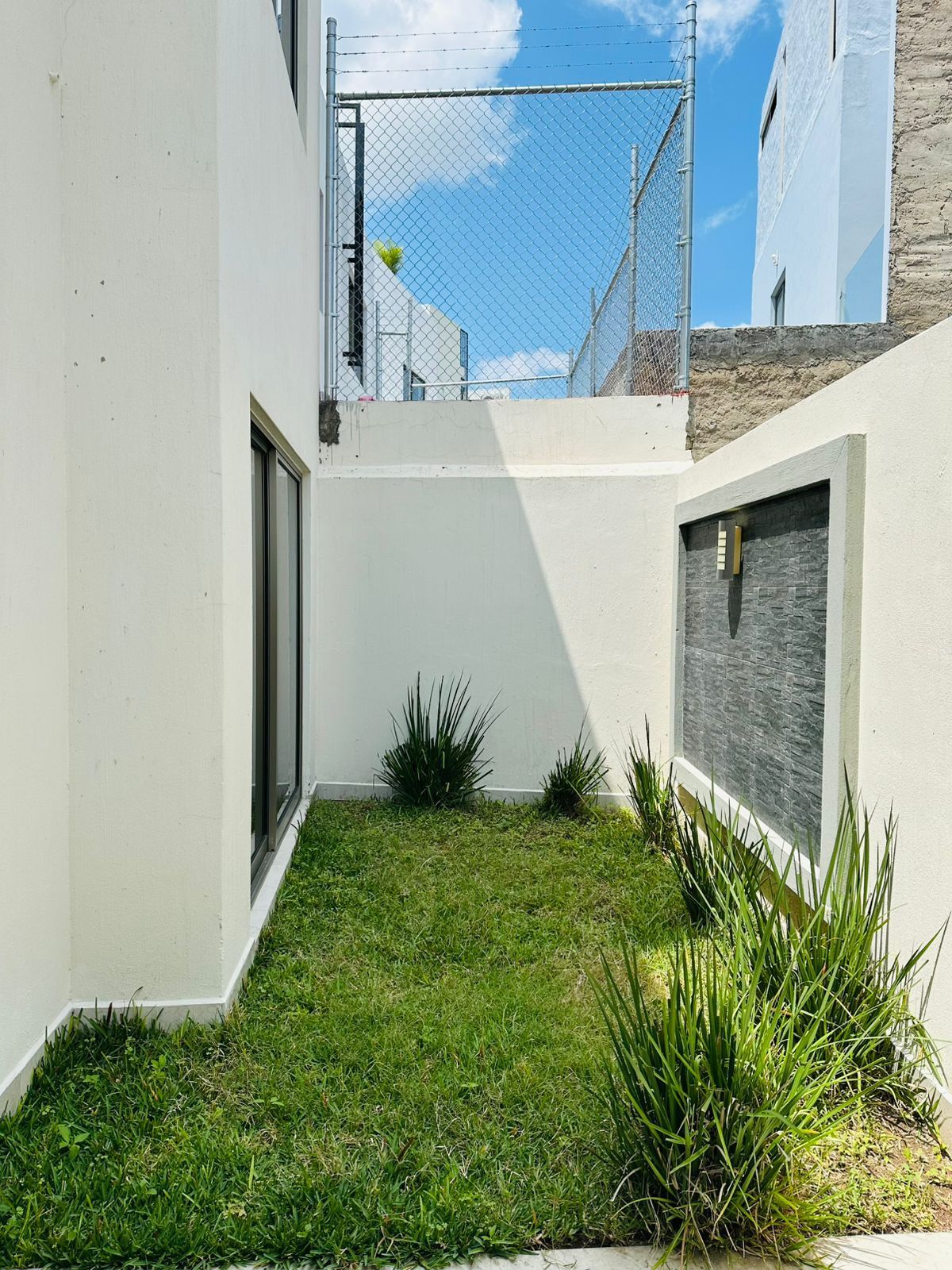 20 of 20: JARDIN INTERIOR