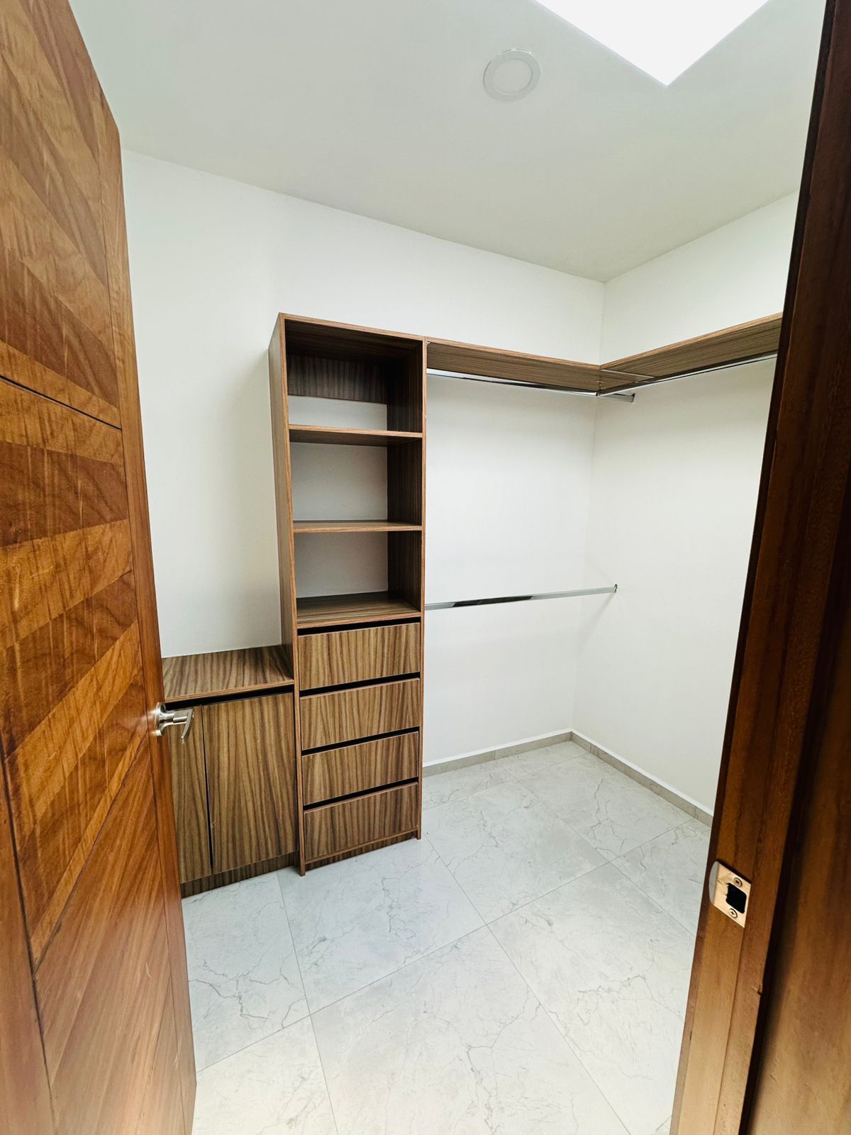 14 of 20: CLOSET VESTIDOR