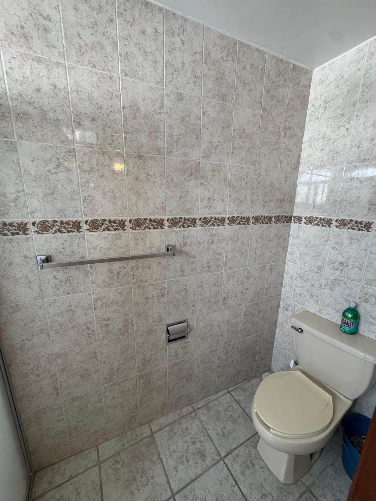 5 of 16: Medio baño de visitas