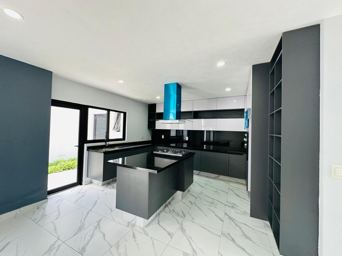 4 of 16: COCINA