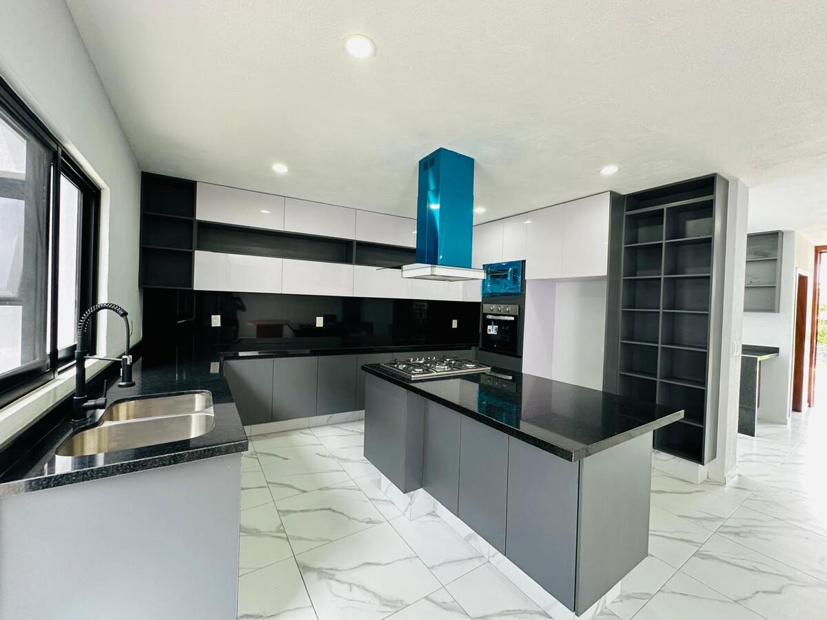 5 of 16: COCINA
