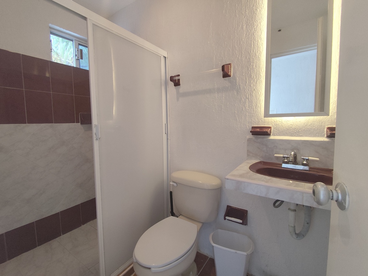18 de 43: Baño completo segundo piso