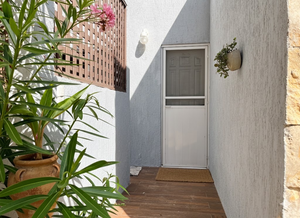 4 de 29: Puerta de acceso a la casa