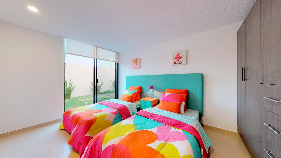 9 de 12: Recámara B, con closet y acceso al jardín