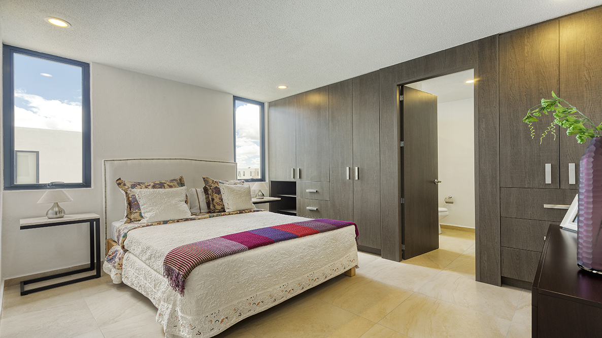 9 de 9: Recámara principal con closet vestidor y baño privado