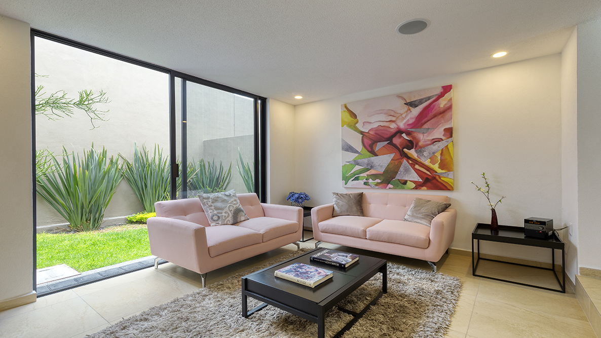 2 de 9: Sala con acceso al jardin