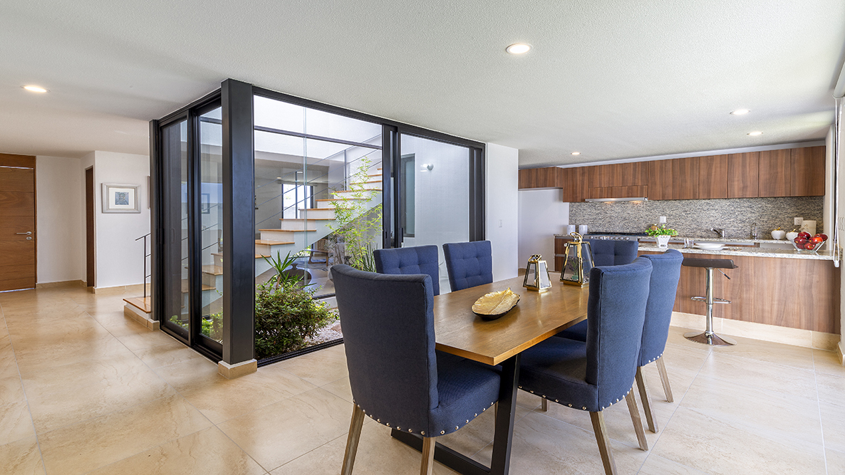 2 de 6: Comedor, cocina y jardín interior